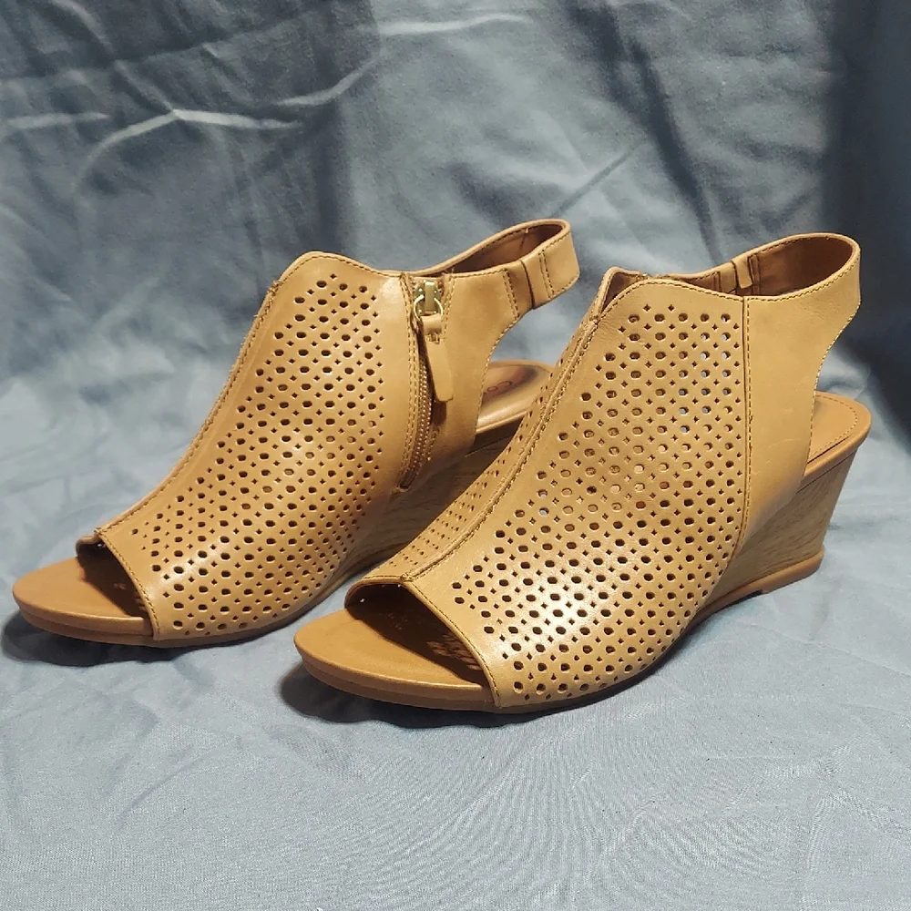 Comfortiva Skylynne Tan Leather Perforated Wedge Sandals Peep Toe Slingback Sz 9